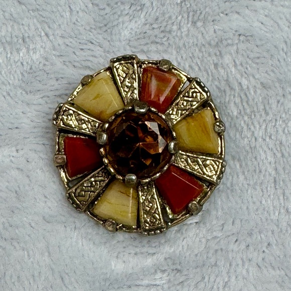 Vintage Gold Tone Brooch marked Miracle - Picture 1 of 5